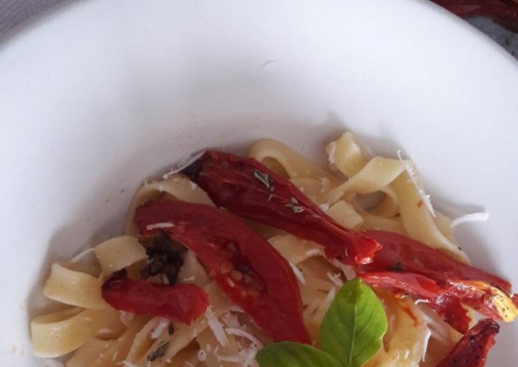 Tagliatelle con filetti di pomodoro San Marzano confits