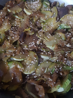 Una foto de Wok de verduras y sésamo