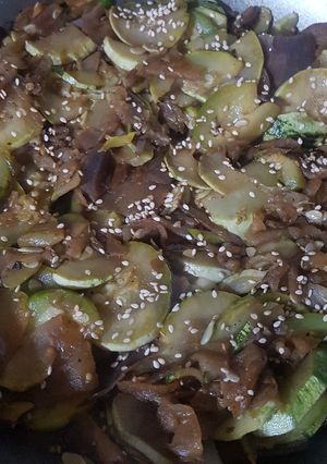 Una foto de Wok de verduras y sésamo