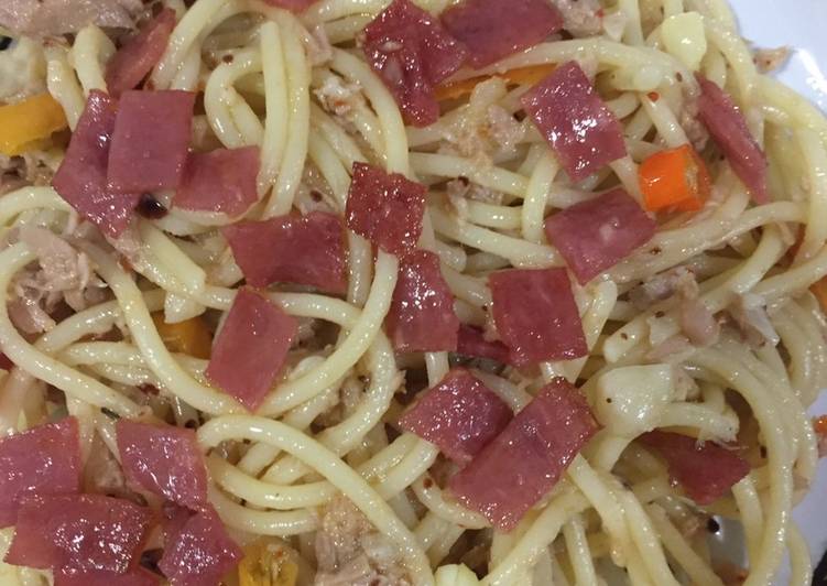 Cara Gampang Menyiapkan Spicy Aglio Olio with Smoked Beef &amp; Tuna yang Enak Banget