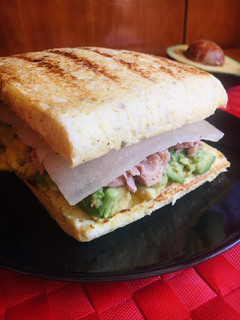 Una foto de Sándwich de atún con pan de coliflor