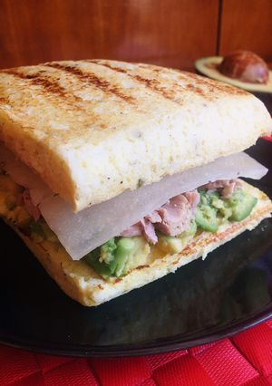 Foto principal de Sándwich de atún con pan de coliflor