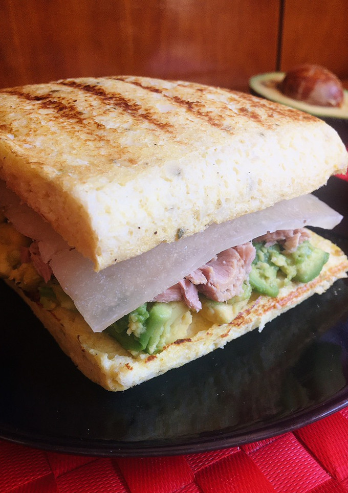 Una foto de Sándwich de atún con pan de coliflor