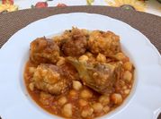 Una foto de migas de bacalao garbanzos