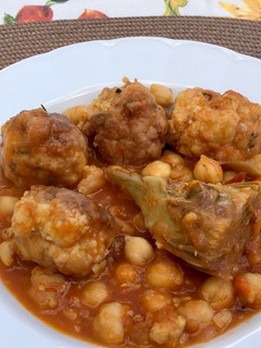 Una foto de Guiso de albóndigas de bacalao