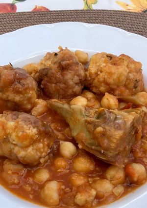 Una foto de Guiso de albóndigas de bacalao
