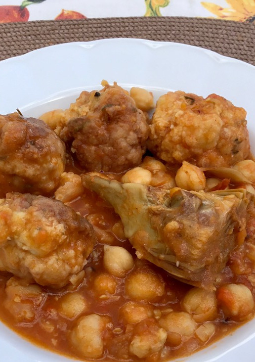 Una foto de Guiso de albóndigas de bacalao