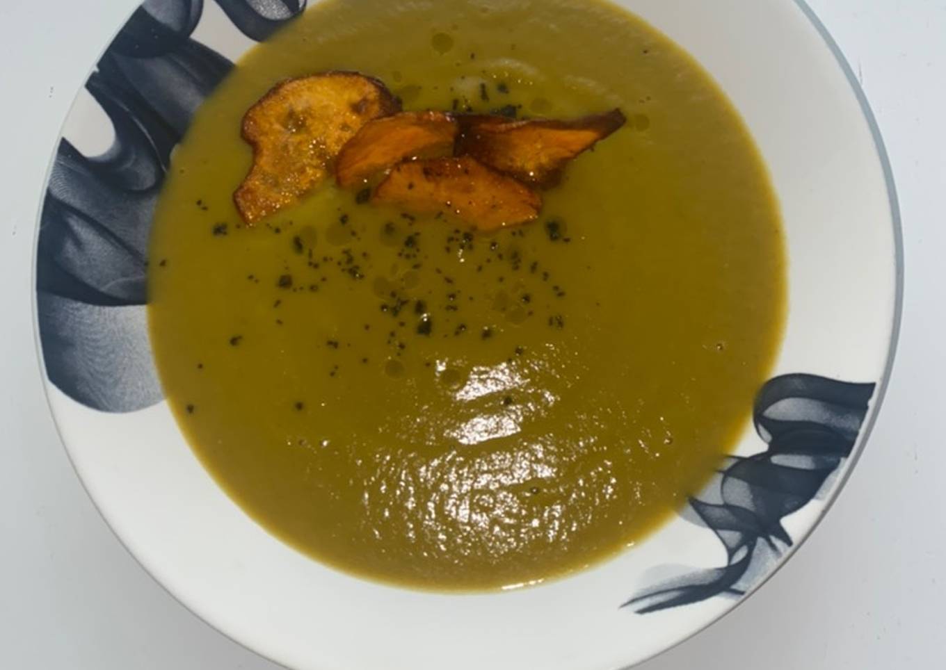 Crema multiverduras con chips de boniato y sal negra en olla a presión