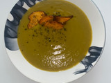 Crema multiverduras con chips de boniato y sal negra en olla a presión