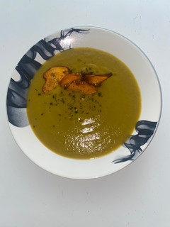 Una foto de Crema multiverduras con chips de boniato y sal negra en olla a presión