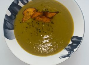 Una foto de Crema multiverduras con chips de boniato y sal negra en olla a presión