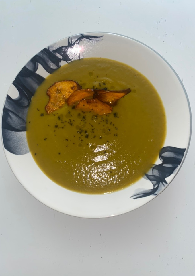 Una foto de Crema multiverduras con chips de boniato y sal negra en olla a presión