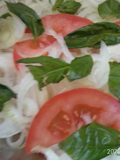 Una foto de Ensalada de cebolla, tomate y albahaca