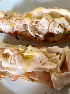 Una foto de Tosta de pavo, tomate y aguacate