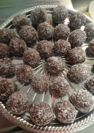 Una foto de Trufas de brownie y salsa