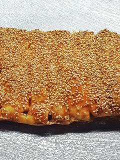 Una foto de Trenpanada de Atún y sésamo con miso