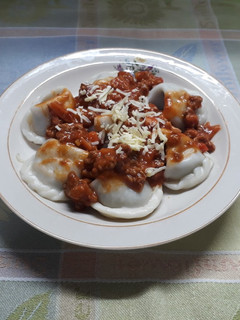 Una foto de Agnolottis con relleno de calabacín y verduras