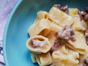 Una foto di salsiccia e scalogno