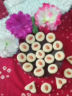 માવા બદામ નાં પેંડા (Mawa Badam Peda Recipe In Gujarati) રેસીપી મુખ્ય ફોટો