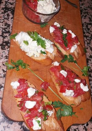 Une photo de Bruschetta a la tomate، oeuf mimosa