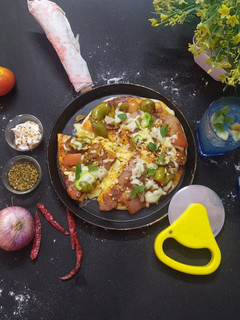 तवा चीज़ पिज़्ज़ा (Tawa cheese pizza recipe in hindi) रेसिपी मुख्य फोटो