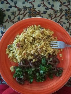 Una foto de Cetogénica: coliflor estilo risotto y bistec picado salsa verde