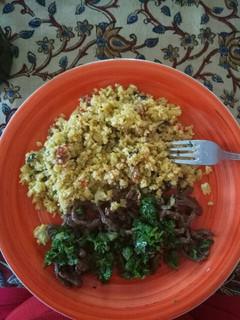 Una foto de Cetogénica: coliflor estilo risotto y bistec picado salsa verde