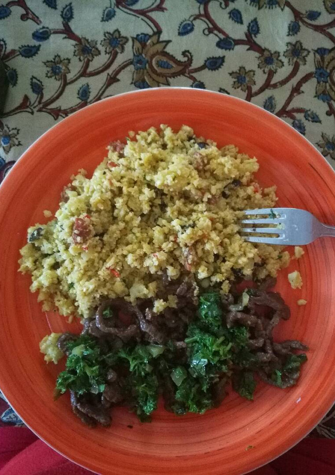 Una foto de Cetogénica: coliflor estilo risotto y bistec picado salsa verde
