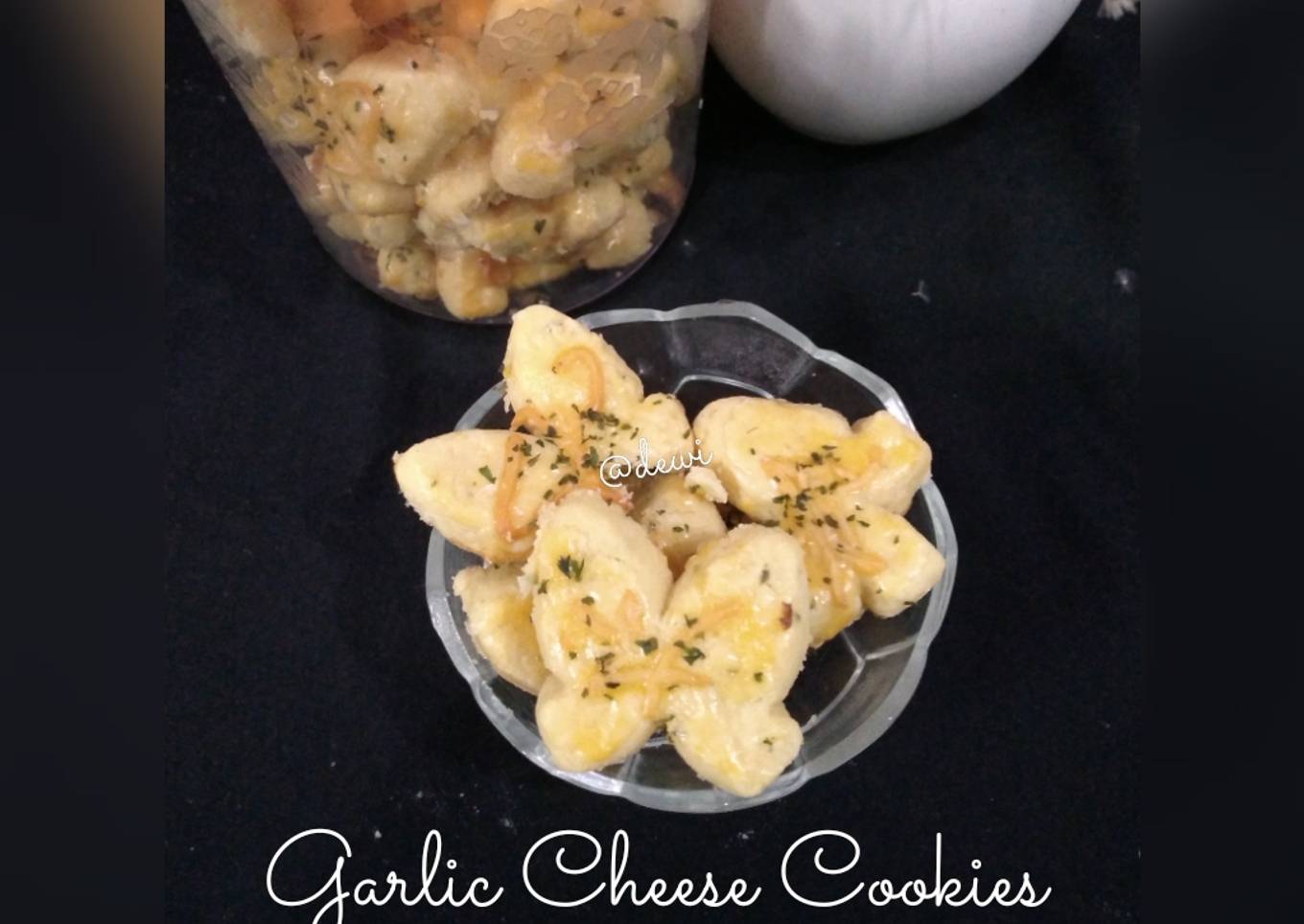 Garlic cheese cookies