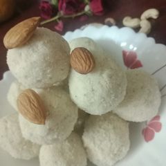 A picture of Rava laddu.