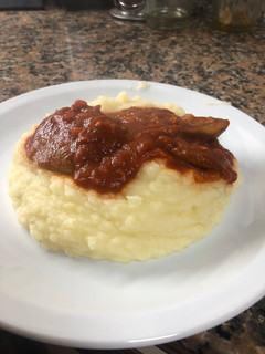 Una foto de Lengua de vaca con salsa y puré