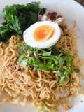 Mie instan goreng naik pangkat