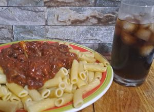 Una foto de RICA SALSA CON TROZOS DE CARNE 😋😋