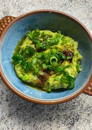 Une photo de 🥑Guacamole 🫛petit pois ail des ours 🫒oseilles 🌶️
