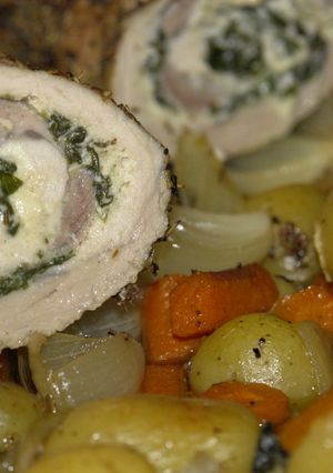 Spenótos húsrolád zöldségágyon recept fotója