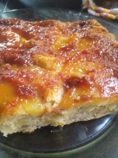 Una foto de Torta invertida de manzanas con bizcochuelo exquisita🎂🍎