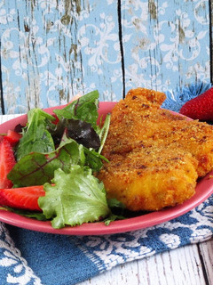 Rántott csirkemell NoCarb panírban epres salátával recept fotója