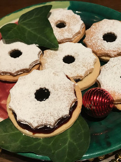 Una foto de Galletas con corazón de mermelada