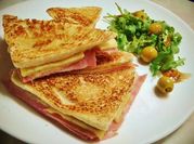 Una foto de sandwich de jamón y rúcula