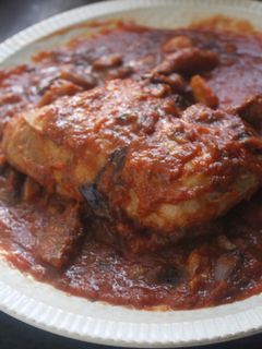 Una foto de Contramuslos de pollo con tomate y setas variadas