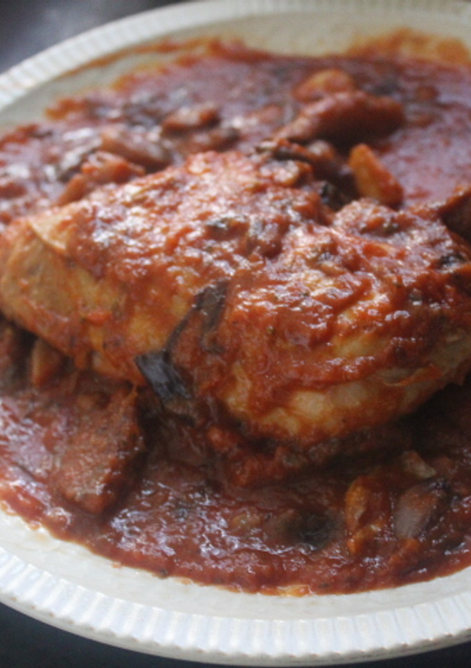 Una foto de Contramuslos de pollo con tomate y setas variadas