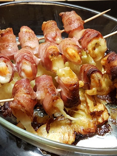 Una foto de Brochetas de camarones