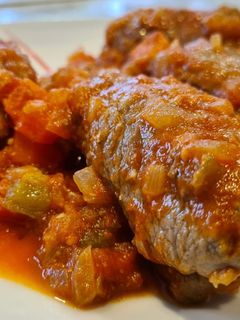 Una foto de Rollitos de ternera, bacon y queso emmental en salsa