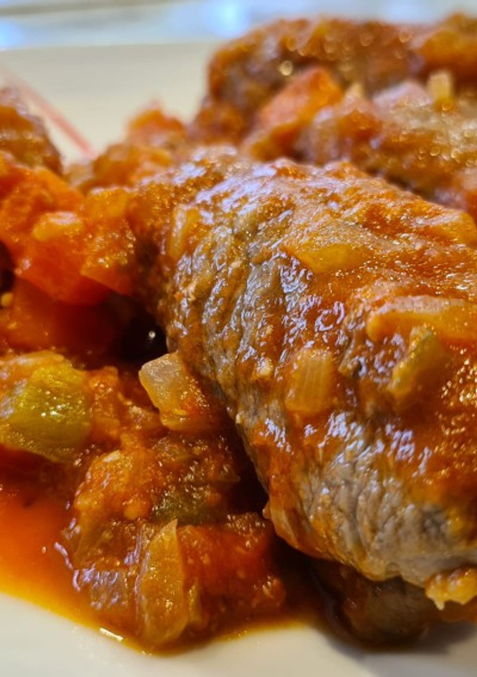 Una foto de Rollitos de ternera, bacon y queso emmental en salsa