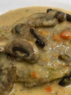 Una foto de Pierna de cerdo con salsa de champiñones
