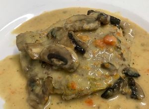 Una foto de Pierna de cerdo con salsa de champiñones