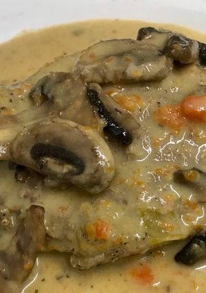Una foto de Pierna de cerdo con salsa de champiñones
