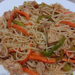 A picture of Chicken& veggi spaghtti.
