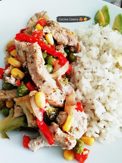 Una foto de Tiras de lomo de cerdo 🐷 con vegetales 🥕🥦🌽🍴😋