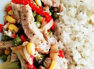 Una foto de Tiras de lomo de cerdo 🐷 con vegetales 🥕🥦🌽🍴😋